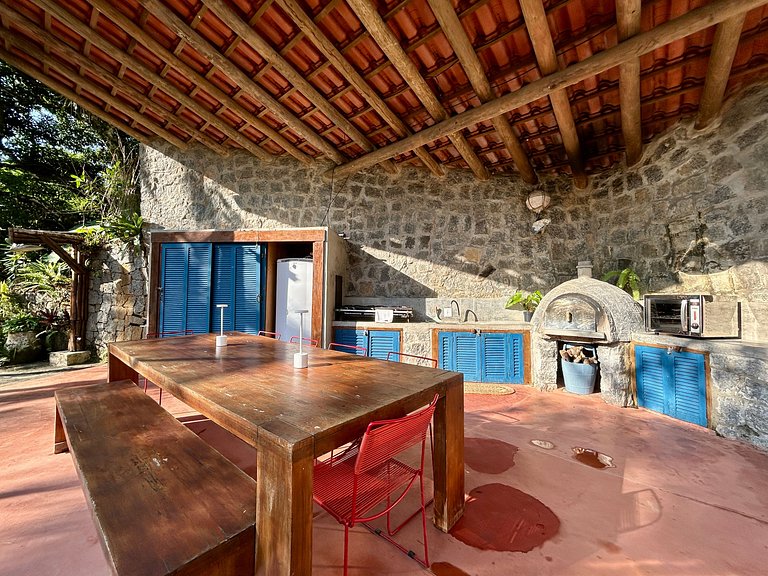 Casa Caiçara Autêntica com Conforto e Natureza Exuberante