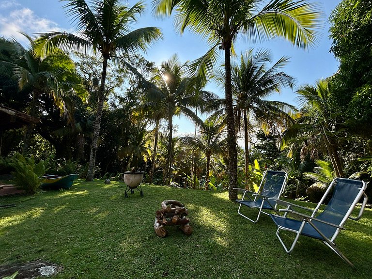 Casa Caiçara Autêntica com Conforto e Natureza Exuberante
