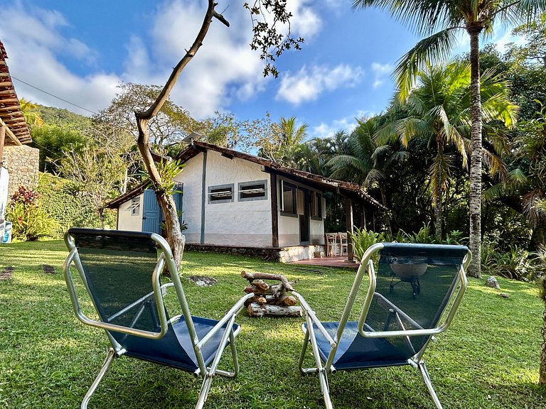 Casa Caiçara Autêntica com Conforto e Natureza Exuberante