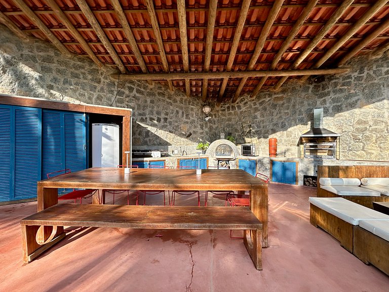 Casa Caiçara Autêntica com Conforto e Natureza Exuberante
