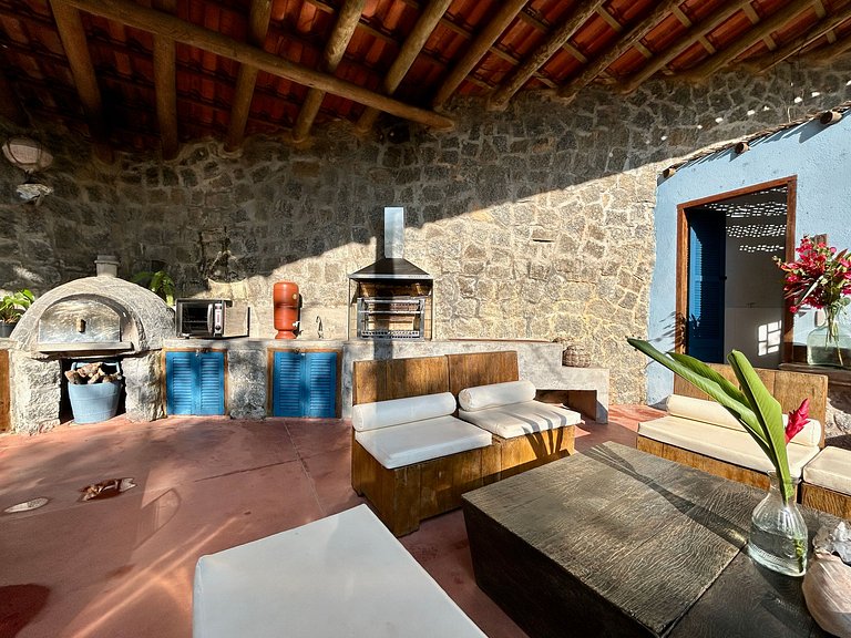 Casa Caiçara Autêntica com Conforto e Natureza Exuberante