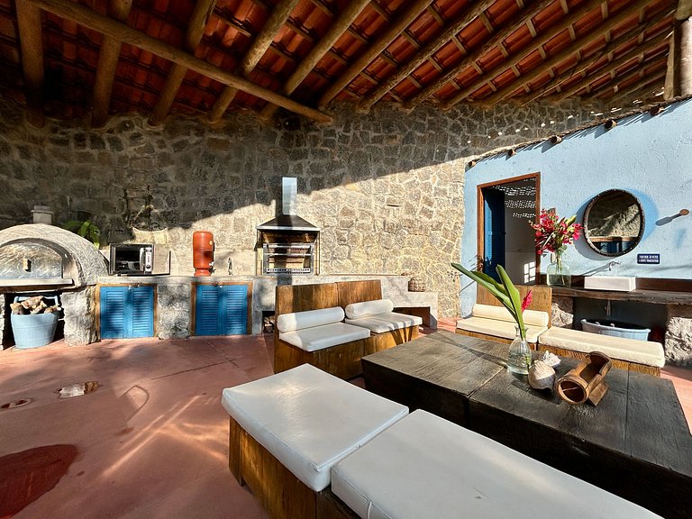 Casa Caiçara Autêntica com Conforto e Natureza Exuberante
