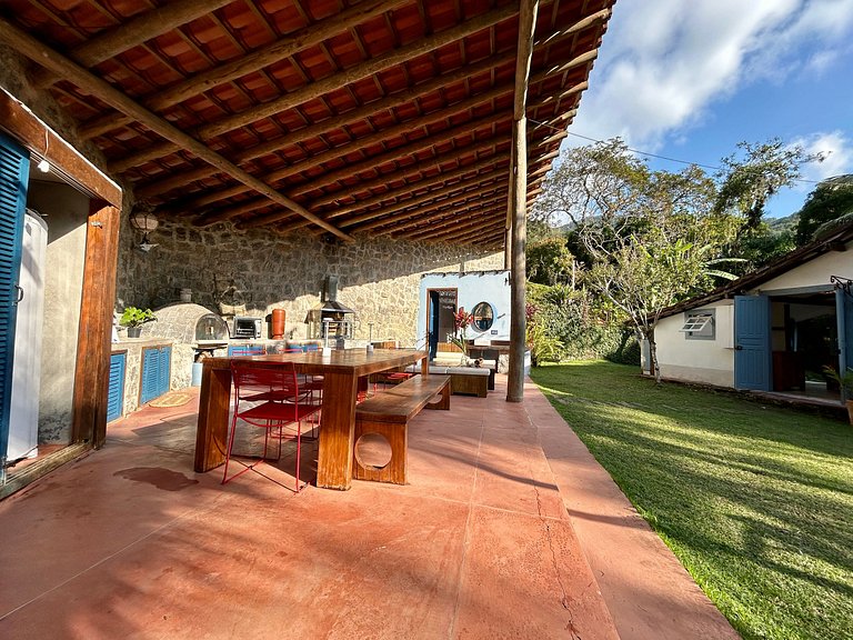 Casa Caiçara Autêntica com Conforto e Natureza Exuberante