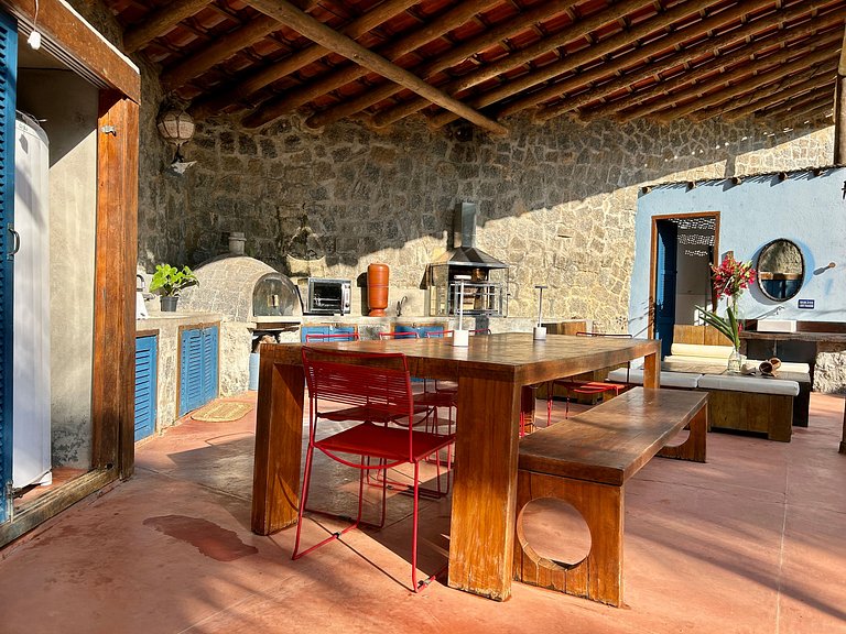 Casa Caiçara Autêntica com Conforto e Natureza Exuberante