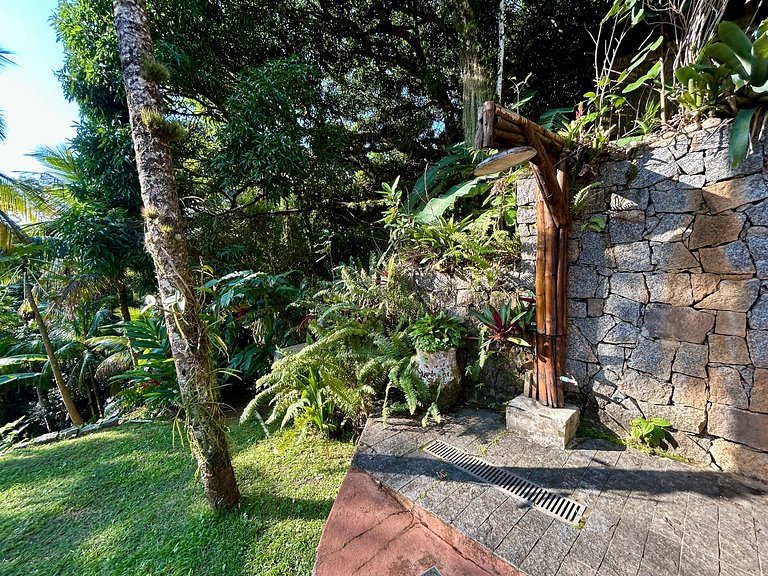 Casa Caiçara Autêntica com Conforto e Natureza Exuberante