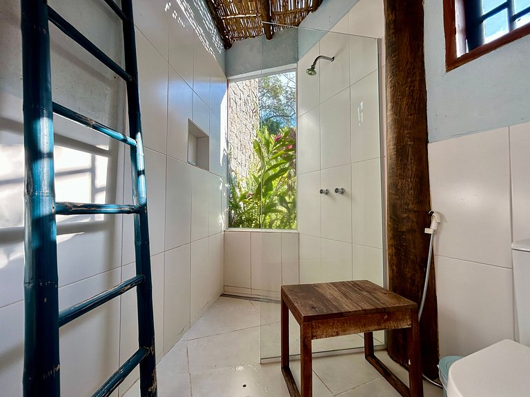 Casa Caiçara Autêntica com Conforto e Natureza Exuberante