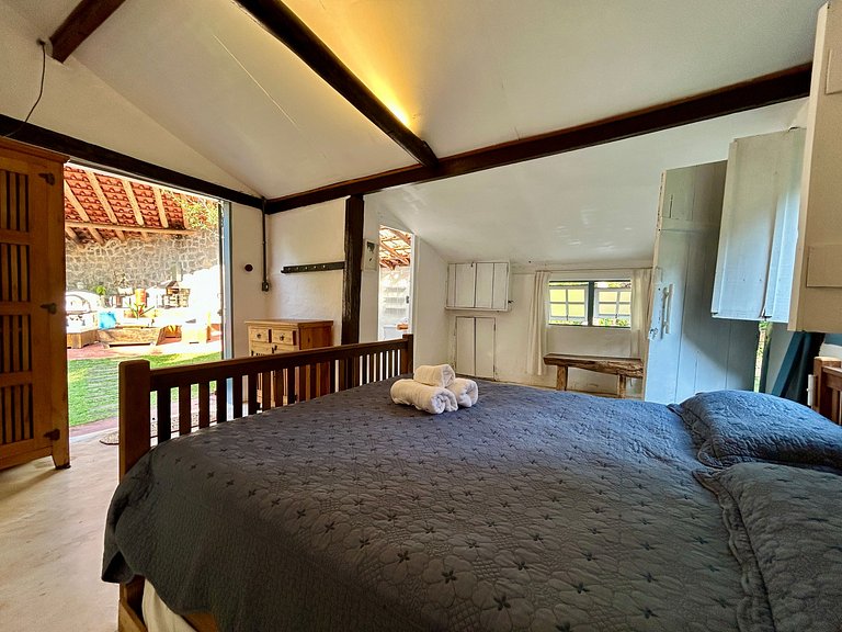 Casa Caiçara Autêntica com Conforto e Natureza Exuberante