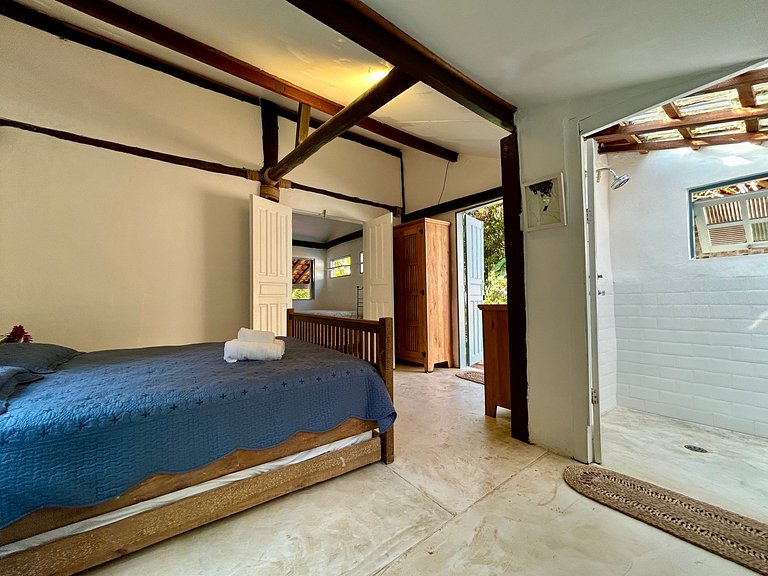 Casa Caiçara Autêntica com Conforto e Natureza Exuberante