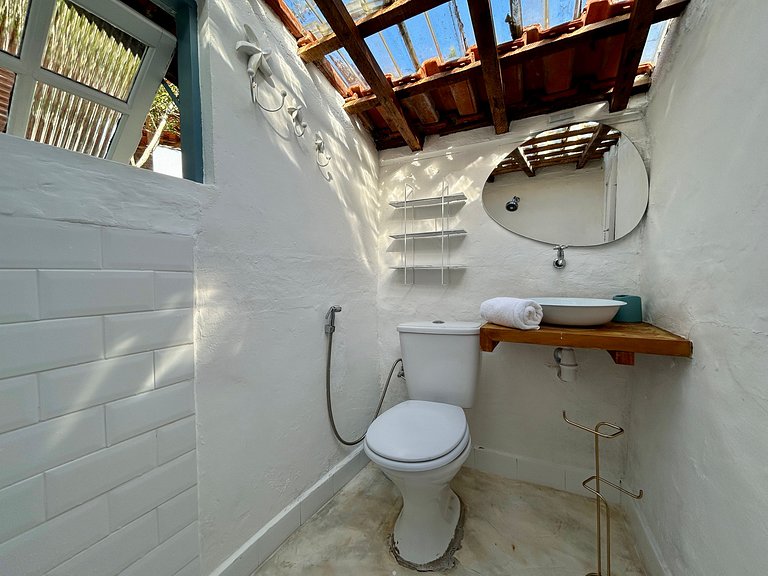 Casa Caiçara Autêntica com Conforto e Natureza Exuberante