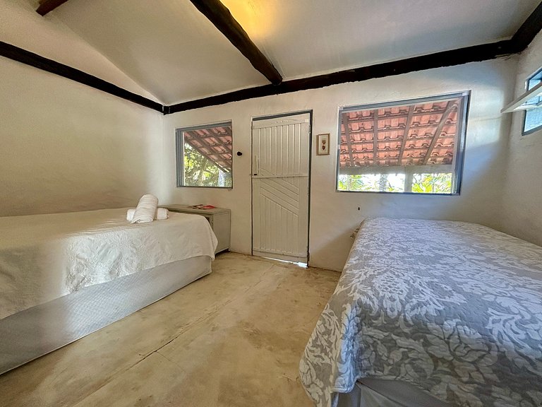 Casa Caiçara Autêntica com Conforto e Natureza Exuberante