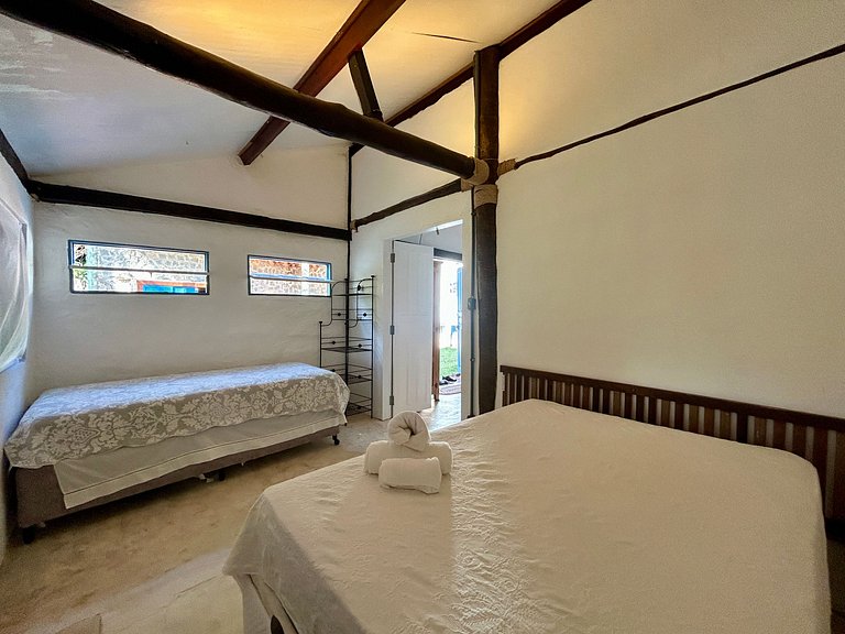 Casa Caiçara Autêntica com Conforto e Natureza Exuberante