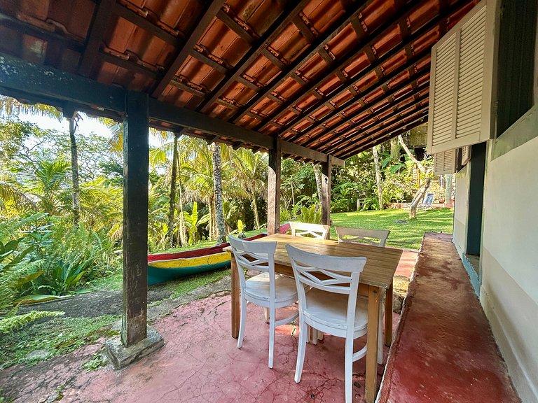 Casa Caiçara Autêntica com Conforto e Natureza Exuberante