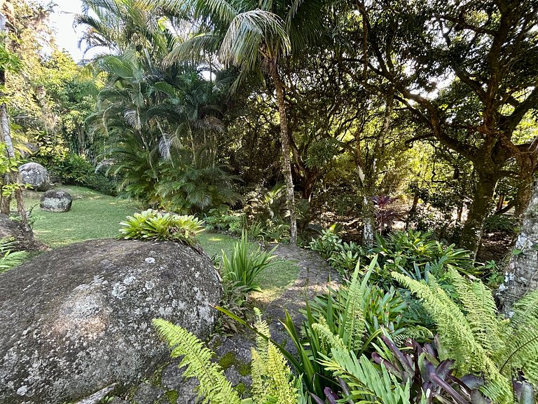 Casa Caiçara Autêntica com Conforto e Natureza Exuberante