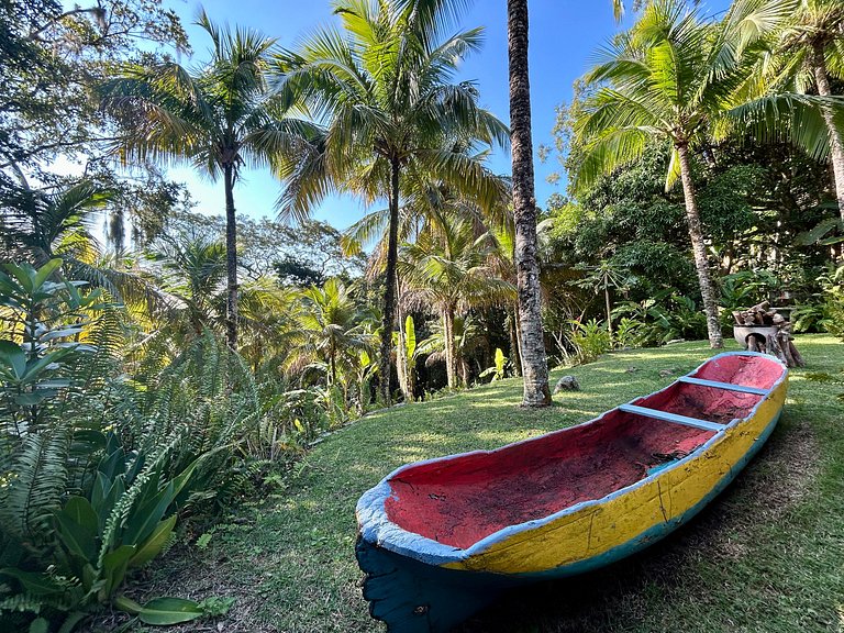 Casa Caiçara Autêntica com Conforto e Natureza Exuberante