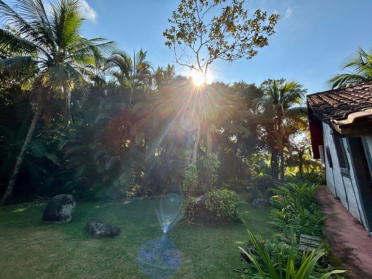Casa Caiçara Autêntica com Conforto e Natureza Exuberante
