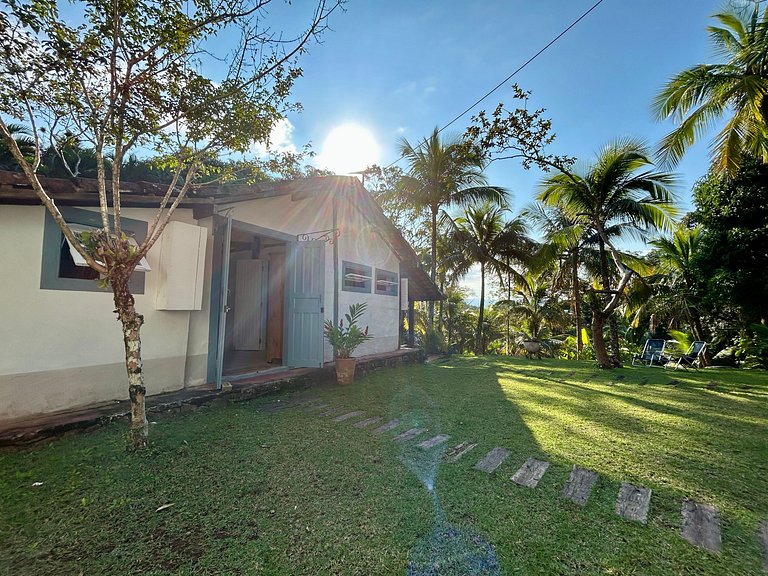 Casa Caiçara Autêntica com Conforto e Natureza Exuberante