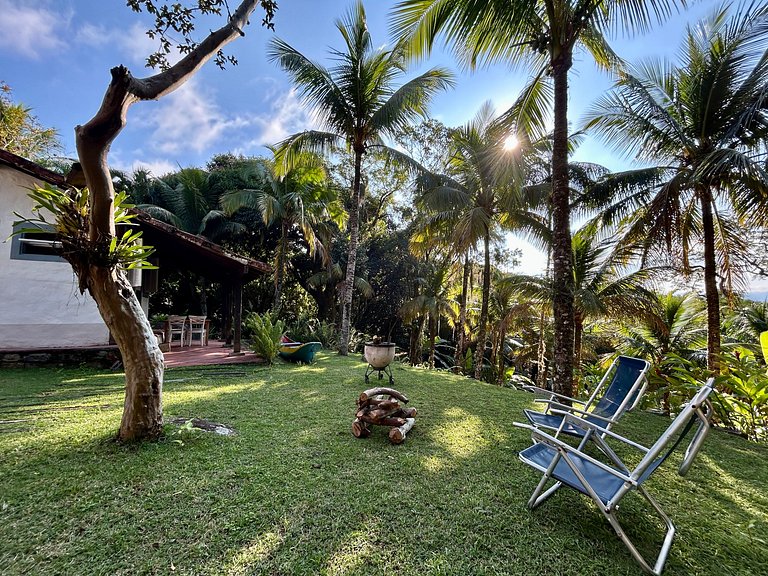 Casa Caiçara Autêntica com Conforto e Natureza Exuberante