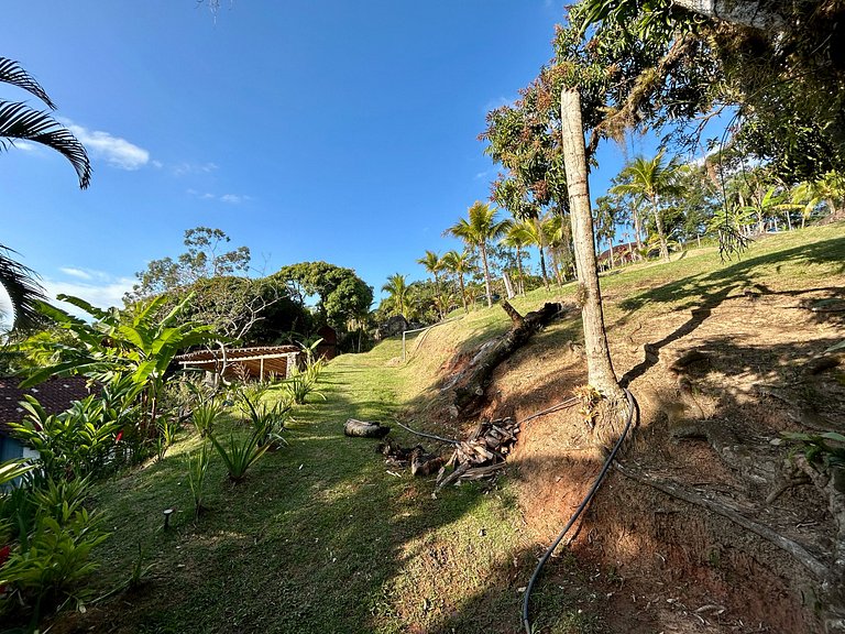 Casa Caiçara Autêntica com Conforto e Natureza Exuberante