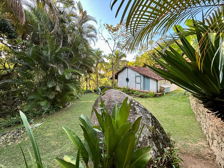 Casa Caiçara Autêntica com Conforto e Natureza Exuberante
