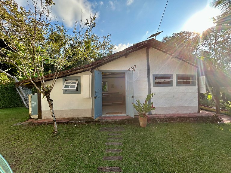 Casa Caiçara Autêntica com Conforto e Natureza Exuberante