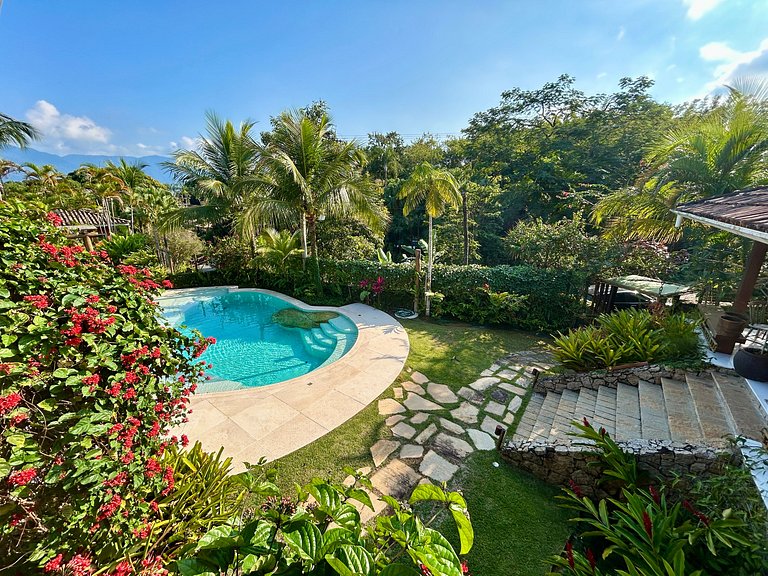 Casa em condomínio, piscina e espaço gourmet