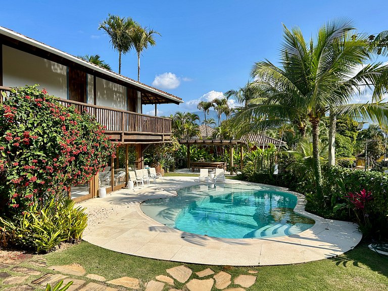 Casa em condomínio, piscina e espaço gourmet
