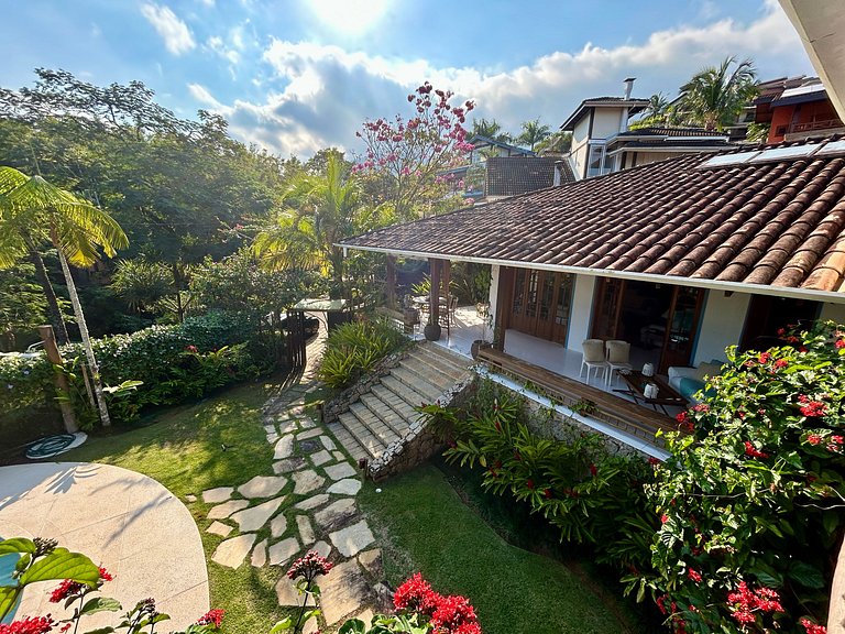 Casa em condomínio, piscina e espaço gourmet
