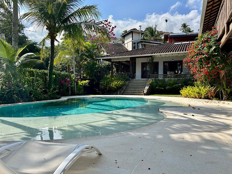 Casa em condomínio, piscina e espaço gourmet