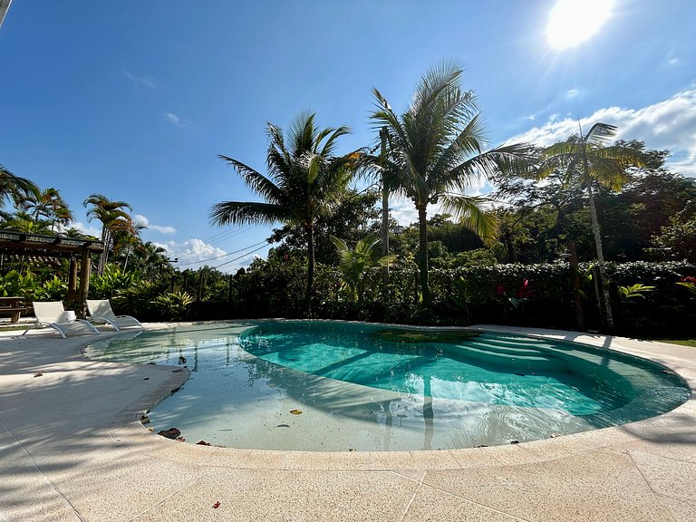 Casa em condomínio, piscina e espaço gourmet