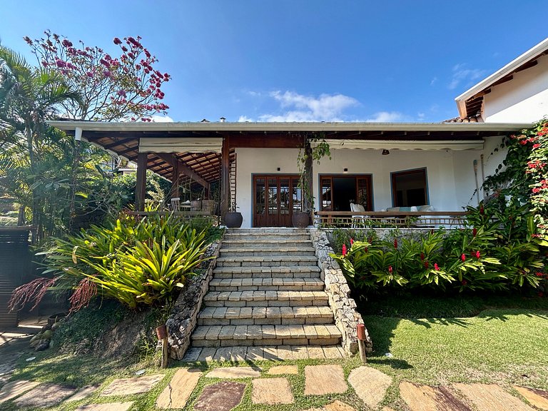 Casa em condomínio, piscina e espaço gourmet