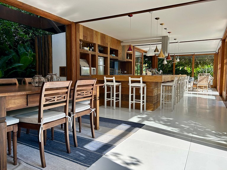 Casa em condomínio, piscina e espaço gourmet