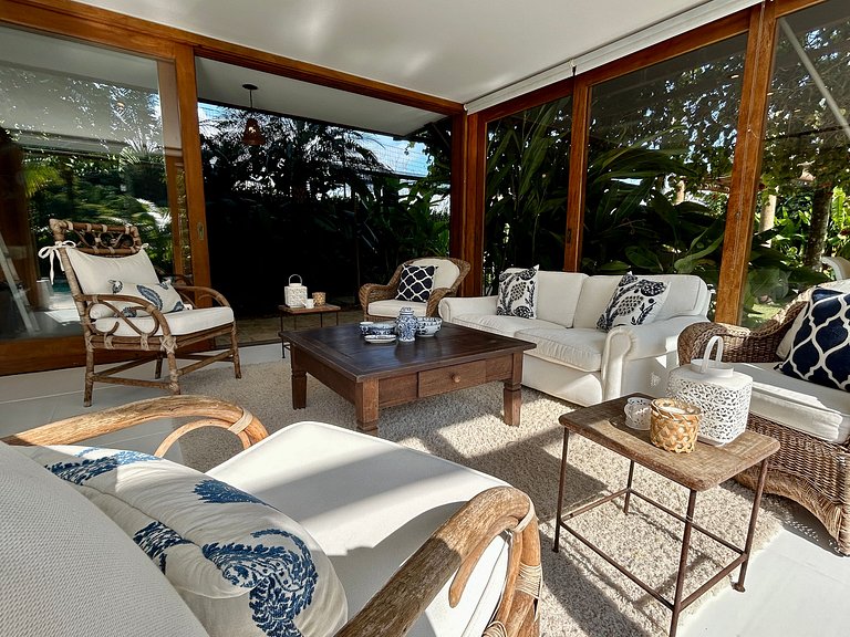 Casa em condomínio, piscina e espaço gourmet
