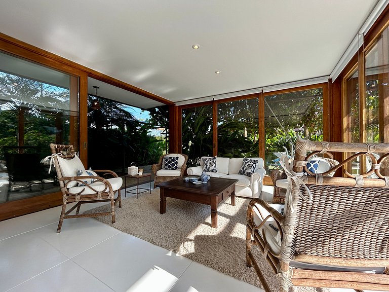 Casa em condomínio, piscina e espaço gourmet