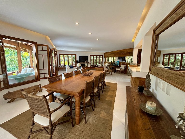 Casa em condomínio, piscina e espaço gourmet
