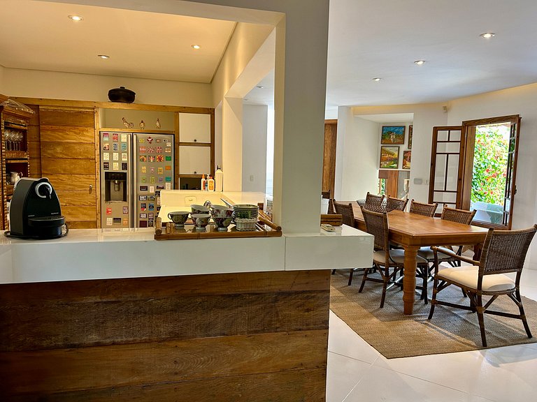 Casa em condomínio, piscina e espaço gourmet