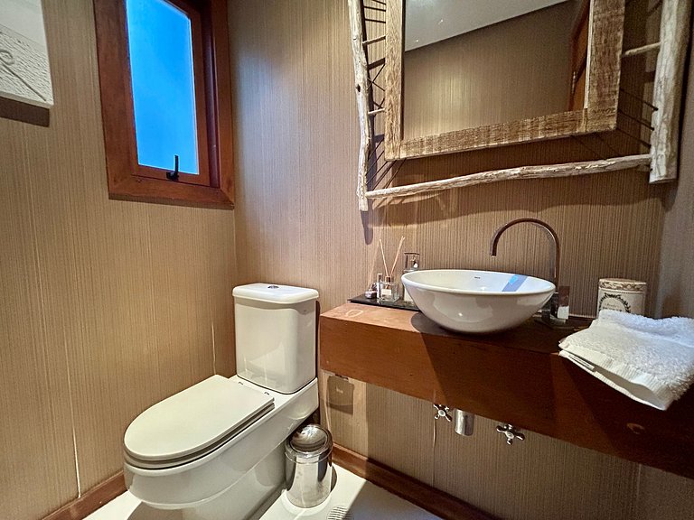 Casa em condomínio, piscina e espaço gourmet
