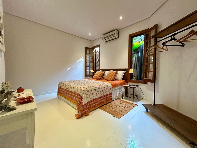 Casa em condomínio, piscina e espaço gourmet