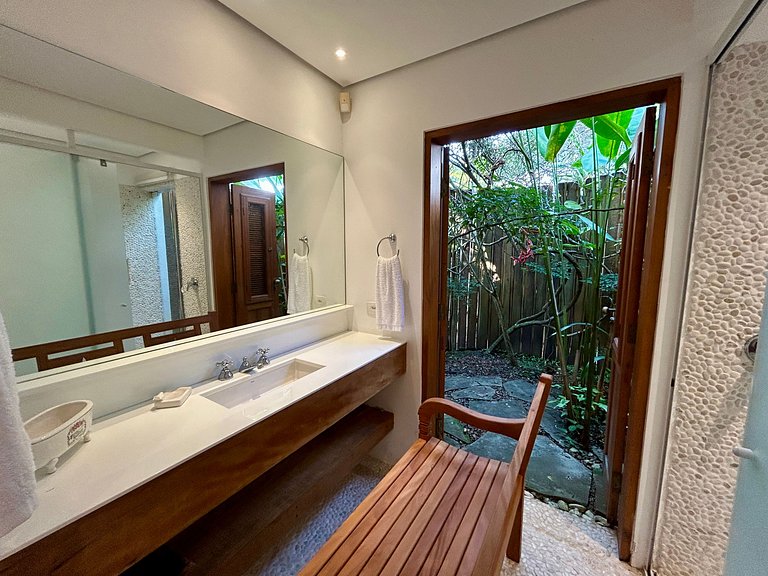 Casa em condomínio, piscina e espaço gourmet