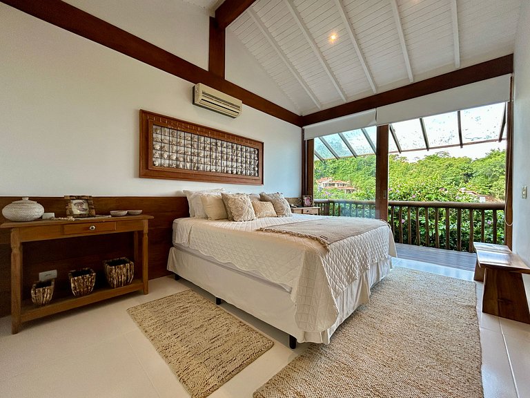 Casa em condomínio, piscina e espaço gourmet