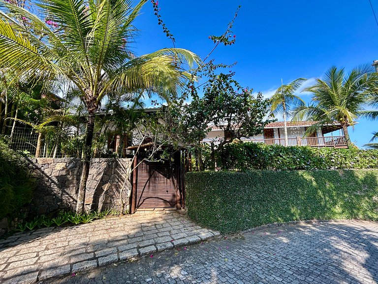 Casa em condomínio, piscina e espaço gourmet