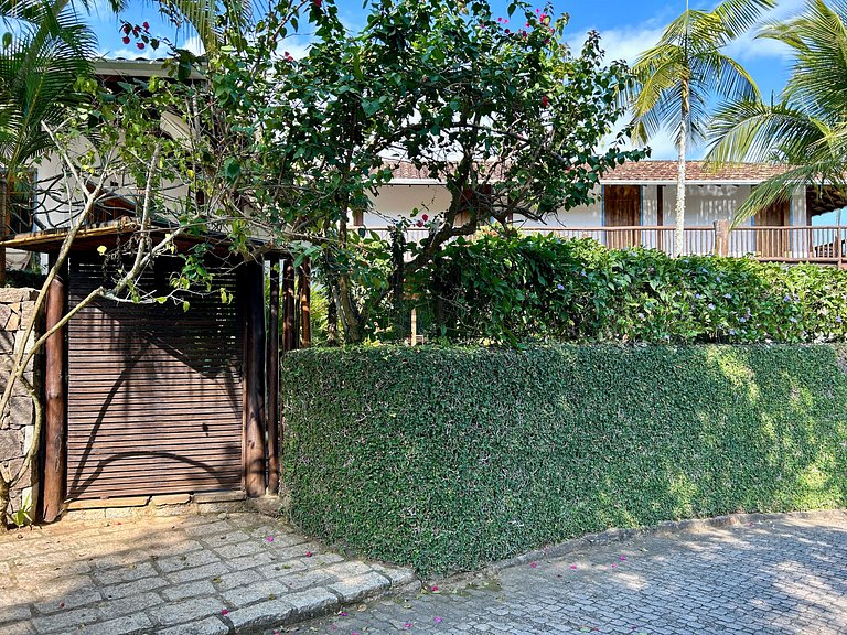 Casa em condomínio, piscina e espaço gourmet