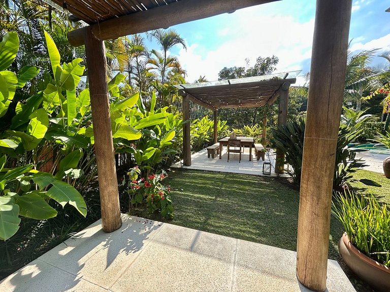 Casa em condomínio, piscina e espaço gourmet