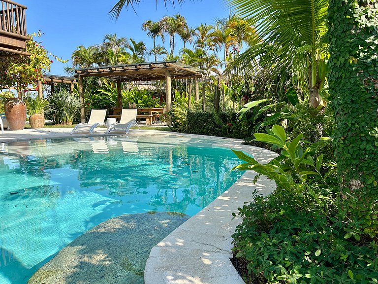 Casa em condomínio, piscina e espaço gourmet