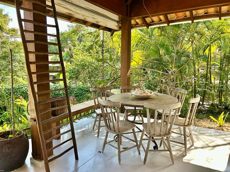 Casa em condomínio, piscina e espaço gourmet