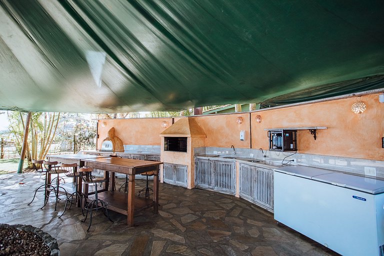 Casa em condomínio, piscina e espaço gourmet