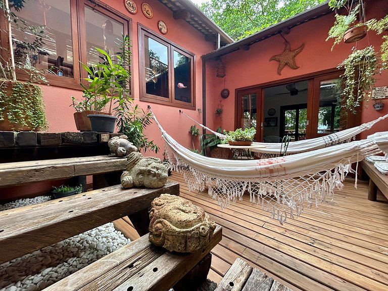 Casa Rústica, Aconchegante e Integrada à Natureza à Venda no