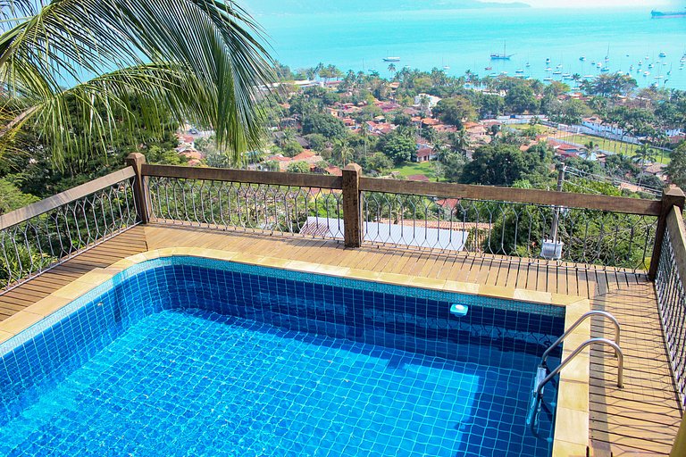 Casa ampla, piscina, churrasqueira e vista mar