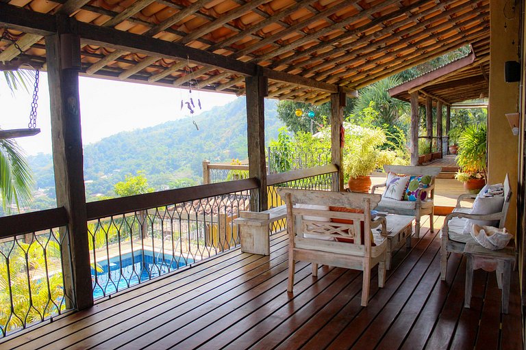 Casa ampla, piscina, churrasqueira e vista mar