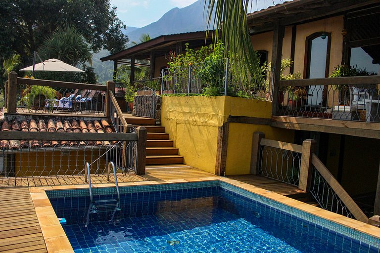 Casa ampla, piscina, churrasqueira e vista mar