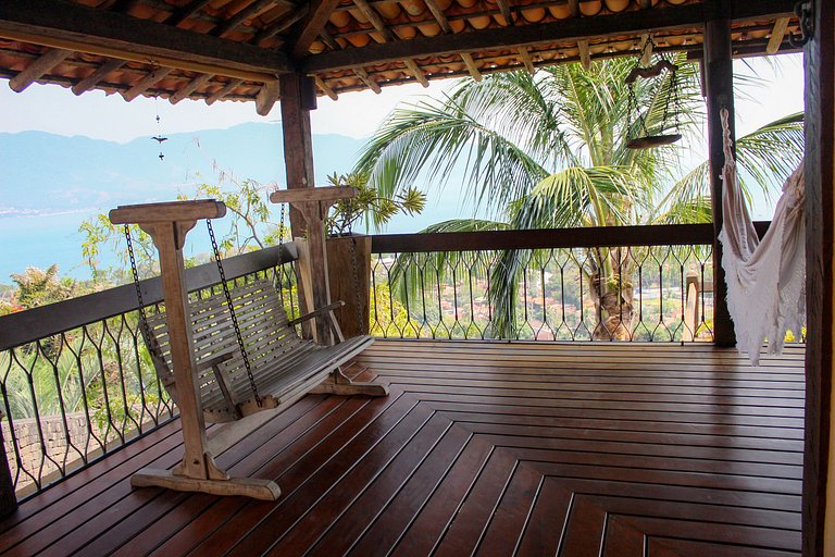 Casa ampla, piscina, churrasqueira e vista mar